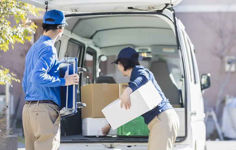2Fを事務所、1Fを倉庫と車庫に