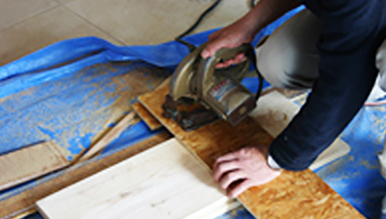 隙間貼り用ベニヤ板のカット