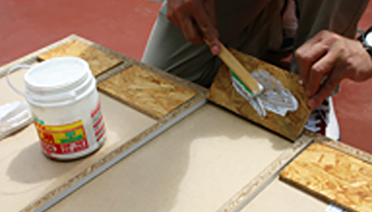 カットしたベニヤ板の貼り付け